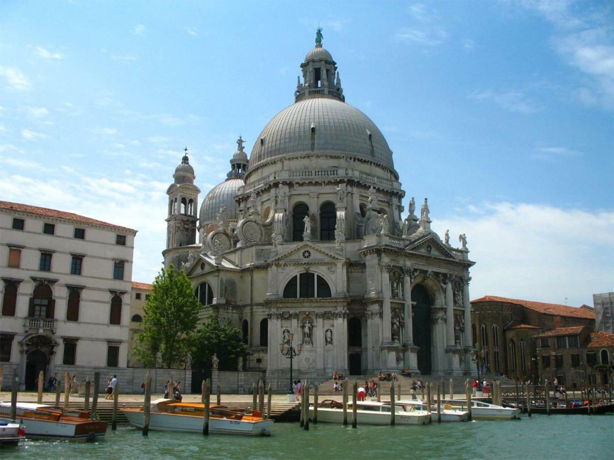 San Salvador Basic & Local 2 Stars Hotel Venezia